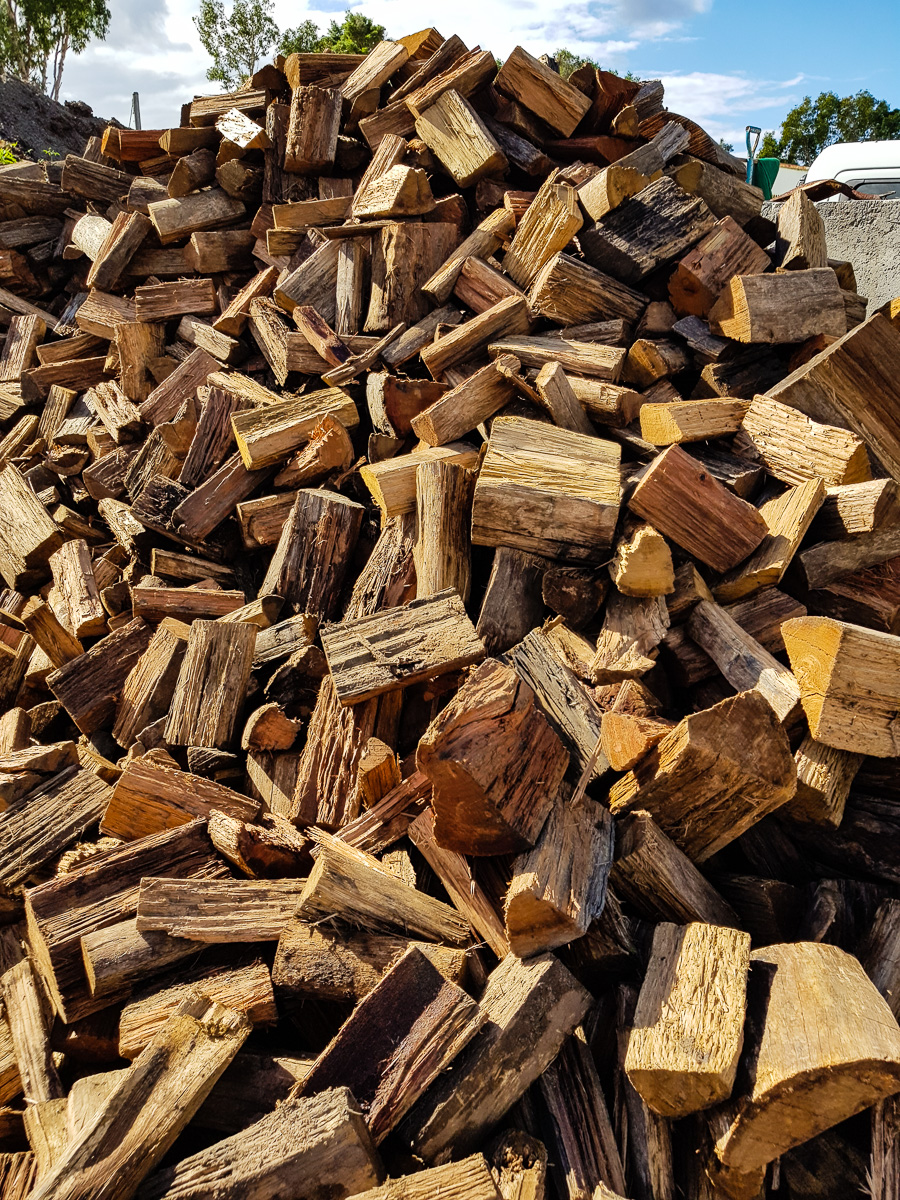 Aged Hardwood firewood perfect for combustion stoves, fire pits and pizza ovens